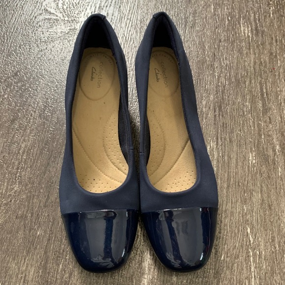 Clarks Collection Women Navy Blue Patent Cap Toe Block Heel Pumps Shoes Size 9.5 - Picture 2 of 7